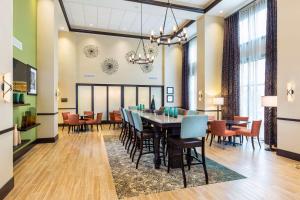 North Wales费城蒙哥马利汉普顿酒店及套房的一间带桌椅的用餐室