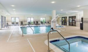 North Wales费城蒙哥马利汉普顿酒店及套房的游泳池,位于带游泳池的建筑内