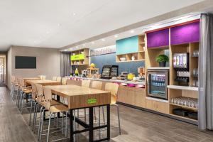 雷德利公园Home2 Suites By Hilton Ridley Park Philadelphia Airport So的一间带桌椅和柜台的餐厅