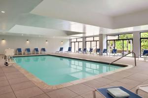 韦恩Embassy Suites by Hilton Philadelphia Valley Forge的在酒店房间的一个大型游泳池