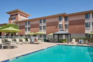 Anthem凤凰城/安顿恒庭酒店的一座设有游泳池、椅子和遮阳伞的酒店