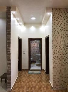 卡拉克Your cozy apartment in Al-Karak的走廊上设有白色墙壁和浴室
