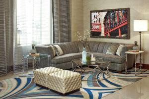 凤凰城凤凰城希尔顿花园酒店的带沙发和地毯的客厅