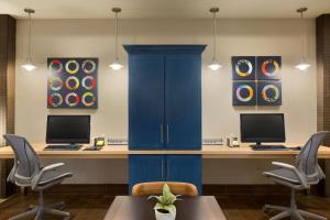 格伦代尔格伦代尔韦斯特盖特希尔顿惠庭套房酒店的一张蓝色的桌子,配有两台电脑和两把椅子