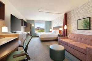 梅萨Home2 Suites By Hilton Mesa Longbow, Az的酒店客房,配有床和沙发
