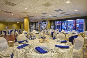 凤凰城凤凰城北希尔顿逸林酒店的宴会厅配有白色的桌椅