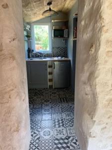 Saint-SavinienLe petit lodge cosy的一个带水槽和柜台的小厨房