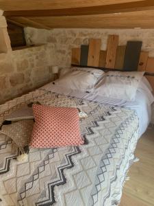 Saint-SavinienLe petit lodge cosy的一张带木制床头板和枕头的床