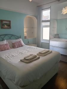 普里茅斯Ocean City Apartment-with parking的卧室配有白色床和毛巾