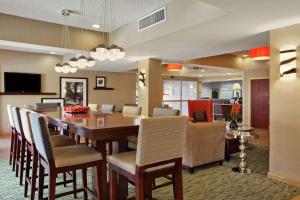 凤凰城Hampton Inn Phoenix Midtown Downtown Area的用餐室以及带桌椅的起居室。