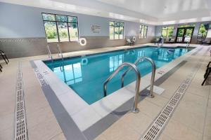 Bridgeville汉普顿酒店布里奇维尔的蓝色海水大型游泳池