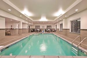 IrwinHampton Inn & Suites North Huntingdon-Irwin, PA的一座带大型游泳池的建筑中的游泳池