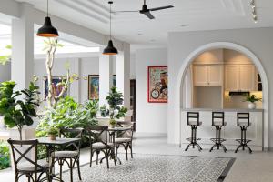 茂物Bincarung House Bogor的一间带桌椅的用餐室和一间厨房