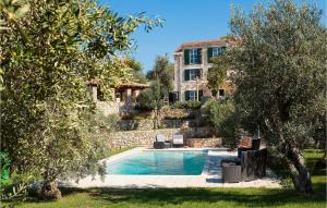 萨度拉德Villa Stella Maris的一座带游泳池和大楼的别墅