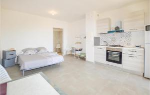 皮亚纳Lovely Apartment In Piana With Wifi的一间白色卧室,配有床和厨房