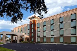 微风湾Home2 Suites by Hilton Gulf Breeze Pensacola Area, FL的办公室大楼前面设有停车位