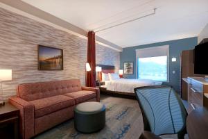 微风湾Home2 Suites by Hilton Gulf Breeze Pensacola Area, FL的酒店客房,配有床和沙发