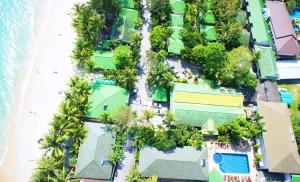 拉迈拉迈99别墅酒店的享有棕榈树和建筑海滩的上方景色