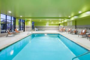 West Pasco华盛顿三城帕斯科汉普顿酒店及套房的游泳池位于酒店客房内,配有桌椅