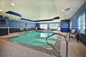 多佛多佛希尔顿惠庭套房酒店的拥有蓝色墙壁的酒店游泳池
