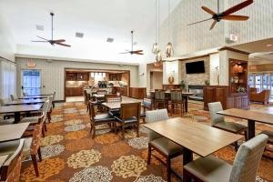 多佛多佛希尔顿惠庭套房酒店的一间带桌椅的餐厅和一间厨房