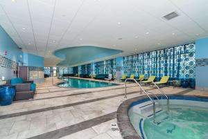 诺维奇诺威奇汉普顿酒店的酒店大堂的游泳池,设有椅子和游泳池
