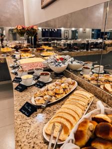 大坎普协和酒店的包含不同种类面包和糕点的自助餐