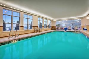 奥勒姆奥莱木/普罗沃汉普顿套房酒店的大楼内的一个蓝色海水游泳池