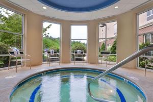 普里茅斯Hampton Inn & Suites by Hilton Plymouth的带窗户的客房内的热水浴池