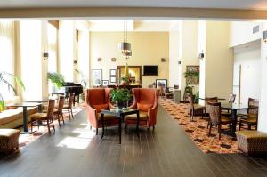 雷丁雷丁汉普顿套房酒店的酒店大堂设有桌椅