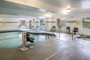 本德本德希尔顿逸林酒店的一个带椅子的房间的大型游泳池