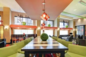 罗利克拉布特里汉普顿套房酒店 的一间带大桌子和椅子的用餐室