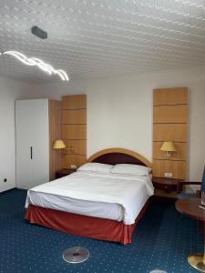 PanzweilerEventhaus的一间卧室配有一张大床和两张桌子