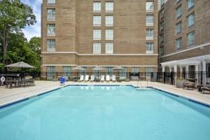 卡瑞Homewood Suites by Hilton Raleigh Cary I-40的大楼前的大型游泳池