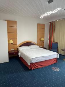 PanzweilerEventhaus的酒店客房带一张大床和两张椅子
