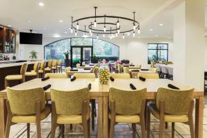 达拉姆罗利-达拉姆/三角研究园希尔顿花园酒店的一间带桌椅和吊灯的用餐室
