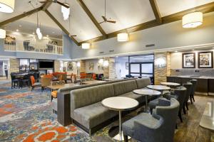 达拉姆家木酒店达勒姆大学教堂山分校I-40的大堂配有沙发和桌椅