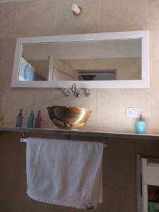 Santa RosaCasa country al lado de la montaña!的一间带水槽和镜子的浴室