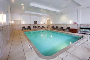 卡瑞罗利卡瑞希尔顿花园酒店的在酒店房间的一个大型游泳池