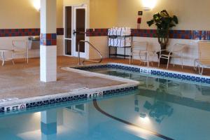 Thomaston罗克兰汉普顿酒店的游泳池位于带桌椅的房间
