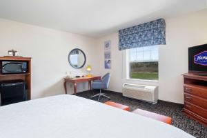 Thomaston罗克兰汉普顿酒店的客房设有床、书桌和电视。