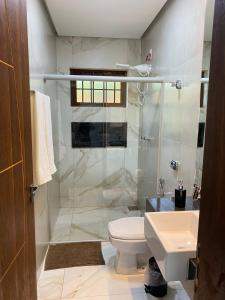 皮乌米Chalés Vista da Serra的带淋浴、卫生间和盥洗盆的浴室