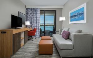 里诺Hampton Inn & Suites Reno/Sparks的带沙发和电视的客厅