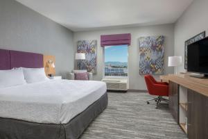 里诺Hampton Inn & Suites Reno/Sparks的配有一张床和一台平面电视的酒店客房