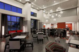 罗阿诺罗厄诺克机场/谷景购物中心汉普顿套房酒店的一间带桌椅和雪的餐厅
