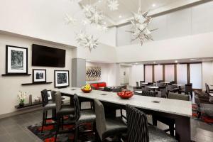 罗阿诺罗厄诺克机场/谷景购物中心汉普顿套房酒店的一间带大桌子和椅子的用餐室