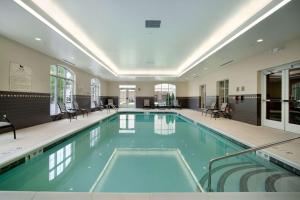罗切斯特纽约州罗彻斯特/希腊希尔顿惠庭套房酒店的大楼内一个蓝色的大型游泳池