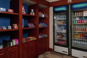 罗斯威尔罗斯维尔汉普顿套房酒店的一间储藏室,内配两个冰箱,备有食物和饮料