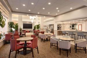 迈尔斯堡迈尔斯堡机场/FGCU希尔顿花园酒店的一间在房间内配有桌椅的餐厅