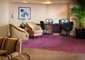 圣地亚哥圣地亚哥/德尔马汉普顿酒店的一间酒店带椅子和书桌的等候室